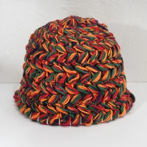 Dettaglio ravvicinato della spessa trama in maglia colorata del cappello invernale da donna