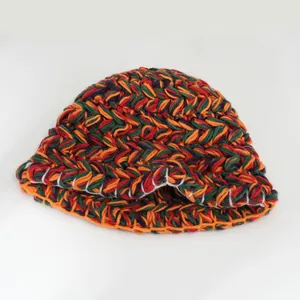 Vista dettagliata di un cappello da pescatore in maglia grossa multicolore per l'inverno