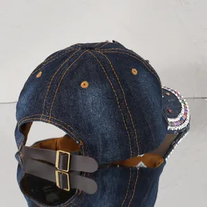 Rückansicht einer trendigen Denim-Baseballkappe mit Strasssteinen und verstellbarem Gurt