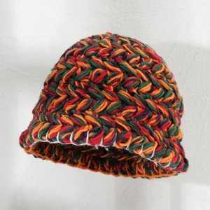 Primo piano dei dettagli di un cappello pescatore colorato in maglia grossa da donna.
