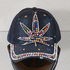 Jeans-Baseballkappe mit lebhaftem, mehrfarbigem Strass-Cannabisblatt-Design