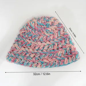 Vista dettagliata del cappello alla pescatora in maglia colorata con misure in cm.