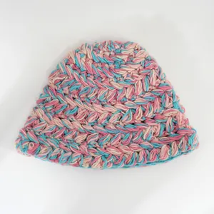 Vista dettagliata della trama in maglia grossa colorata di un cappello invernale.