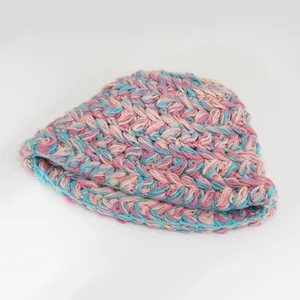 Primo piano della trama del cappello alla pescatora in maglia spessa rosa e blu