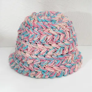 Vista dettagliata del cappello a secchiello in maglia multicolore con filato rosa e blu