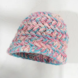 Cappello alla pescatora in maglia grossa colorata da donna, caldo berretto rosa e blu.