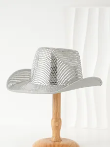 Dettaglio di un cappello da cowboy disco con paillettes argento su supporto in legno