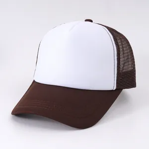 Dettaglio cappellino baseball in rete traspirante marrone e bianco per stampa DIY