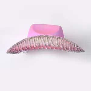Detailansicht der funkelnden Strassfransen an der Krempe des rosa Western-Cowboyhutes.