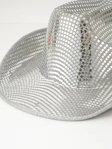 Primo piano di un luccicante cappello da cowboy disco d'argento con paillettes specchiate.