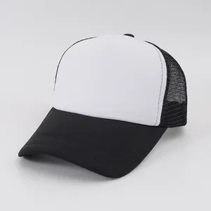 Dettaglio di un cappellino da baseball trucker fai-da-te nero e bianco traspirante