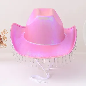 Eleganter rosa holografischer Cowboyhut mit glänzenden Strasssteinen und Fransen