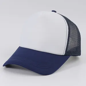 Dettaglio ravvicinato di un berretto da baseball in mesh blu e bianco per stampa DIY
