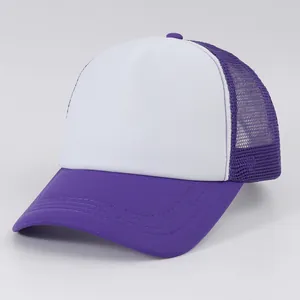 Dettaglio di un cappello trucker in rete traspirante viola e bianco per personalizzazione.