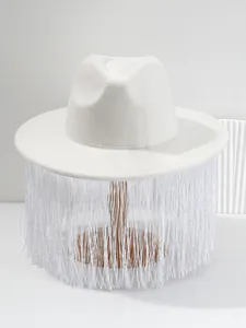 Detailansicht weißer Filzhut mit langen Fransen und herzförmiger Krone.
