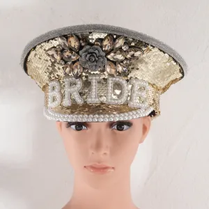 Λεπτομέρεια του χρυσού καπέλου BRIDE με παγιέτες, στρας και πολύτιμους λίθους