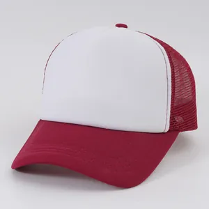 Primo piano del cappello trucker in mesh bordeaux e bianco per il fai-da-te