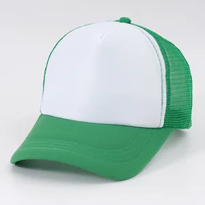 Vista dettagliata di un cappello trucker in rete traspirante verde e bianco per stampa DIY