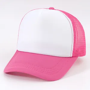 Vista dettagliata del cappellino da baseball in mesh rosa e bianco per la stampa DIY