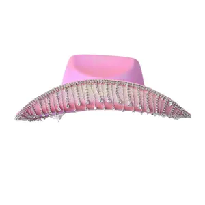 Chapeau de cowboy rose élégant avec franges en strass étincelantes et large bord.