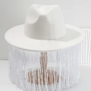 Eleganter weißer Filzhut Fedora mit langen weißen Fransen für Partys und Maskeraden-Gebrauch.