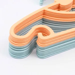 Langlebige rutschfeste PP-Babykleiderbügel für Kinder, multifunktionales Design, sanfte Farben