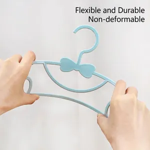 Haltbarer blauer flexibler Kunststoff-Kleiderbügel mit Schleife für das Babyzimmer