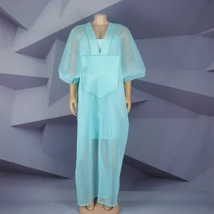 Zweiteiliges afrikanisches Maxikleid aus hellblauem Netzstoff mit geometrischer Stickerei