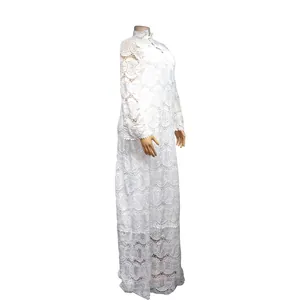 Vista laterale dettagliata del vestito lungo bianco in pizzo crochet traforato