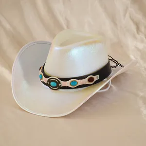 Vista dettagliata di un cappello da cowboy bianco iridescente con pietre turchesi