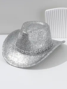 Dettaglio cappello da cowboy argento glitterato con fascia di strass a forma di cuore
