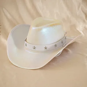Dettaglio di cappello da cowboy bianco olografico con borchie argentate a stella.
