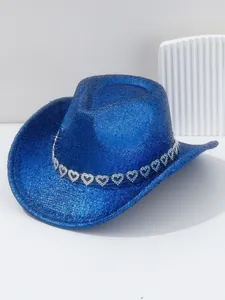 Dettaglio cappello da cowboy blu glitter Y2K con scintillanti strass a forma di cuore