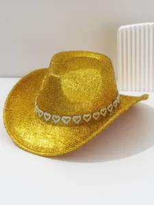 Primo piano di un cappello da cowboy dorato glitterato con fascia di strass a cuore