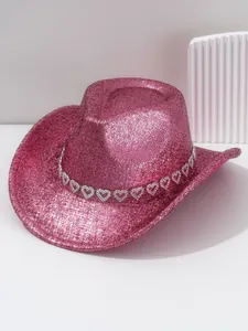 Vista macro dettagliata del cappello da cowboy rosa glitterato con catena di cuori