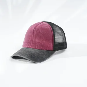 Seitenansicht einer burgunderroten und anthrazitfarbenen Mesh-Baseballkappe aus Denim.