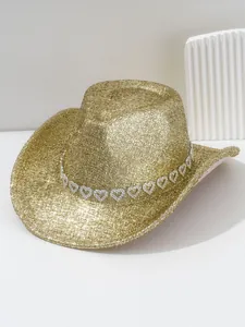 Primo piano del cappello da cowboy glitterato dorato con fascia decorata di cuori strass