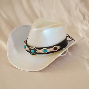 Cappello da cowboy bianco iridescente per donna con fascia decorativa con pietre preziose