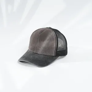 Nahaufnahme der grauen Trucker-Cap aus gewaschenem Denim mit schwarzem Netzrücken