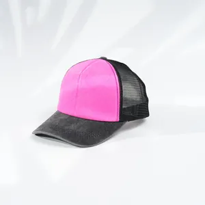 Nahaufnahme einer pink-dunkelgrauen Trucker-Mütze mit atmungsaktivem Netz für den Sonnenschutz