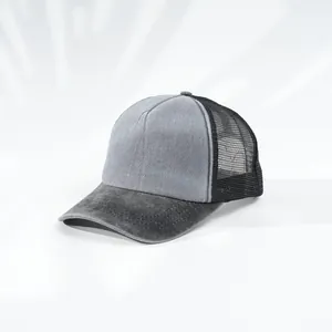 Detailansicht eines grau gewaschenen Denim-Trucker-Hutes mit schwarzem Netzgewebe.