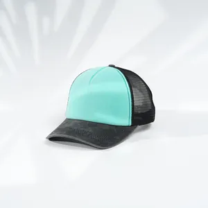 Detailansicht einer zweifarbigen Mesh-Trucker-Cap in Minzgrün und Anthrazit-Denim