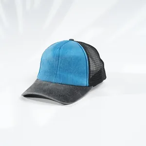 Detailansicht einer Unisex-Trucker-Cap aus Denim mit blauen Stoffen und schwarzem Netz.