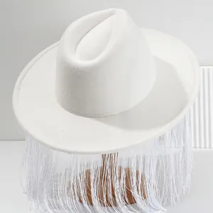 Eleganter weißer Filzhut mit langen Fransen und einer herzförmigen Krone für Damen und Herren