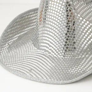 Vista macro del cappello da cowboy con paillettes a specchio disco argento lucido