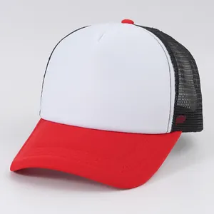 Primo piano di un cappello trucker bianco e rosso con rete nera per stampa personalizzata
