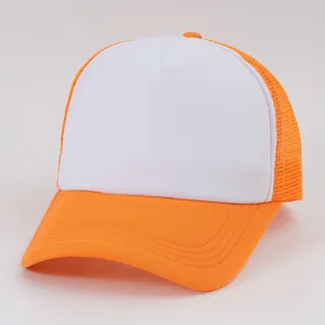 Dettaglio di un cappellino trucker in mesh arancione e bianco per ricami fai-da-te