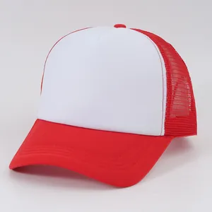 Vista dettagliata della rete traspirante rossa e del pannello frontale bianco di un cappellino