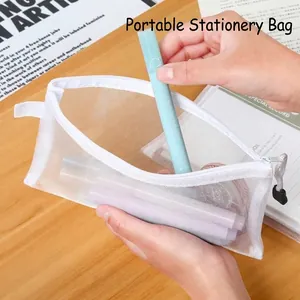 Minimalistische transparante witte mesh pennenzak voor het opbergen van kantoorspullen
