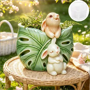 Vista dettagliata di un vaso con conigli e foglie di monstera creato con questo stampo.